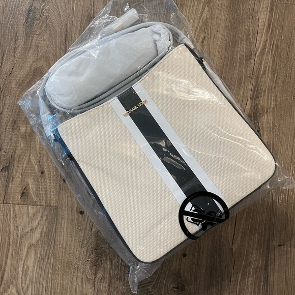 MICHAEL KORS JET SET TRAVEL LARGE MESSENGER CROSSBODY NWT - Picture 3 of 9